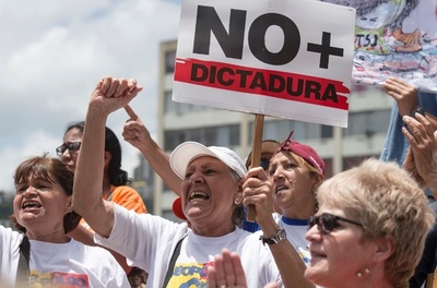 ベネズエラ最高裁、議会の立法権剥奪を撤回 野党は対決姿勢崩さず