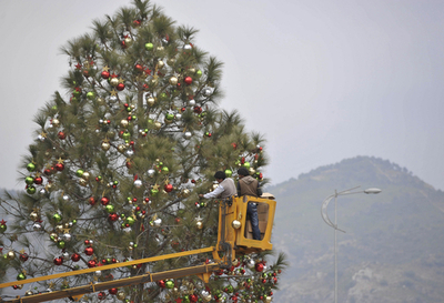 パキスタン首都にクリスマスツリー、少数派のキリスト教徒が飾りつけ