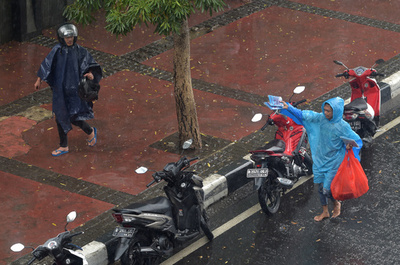 洪水や土砂崩れで24人死亡、26人不明 インドネシア