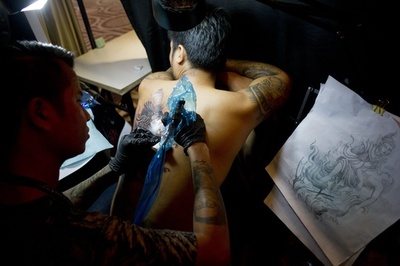 ミャンマー、伝統のタトゥーが再び流行