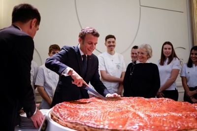 マクロン仏大統領、巨大ガレット・デ・ロワ切り分け