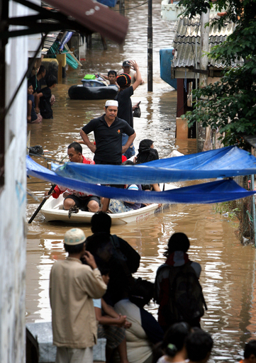 インドネシア洪水・地滑りで107人死亡