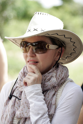 マドンナさん、マラウイから新たに2人を養子に 4歳の双子女児