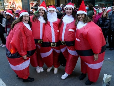 クリスマス恒例「サンタコン」 米NYで開催