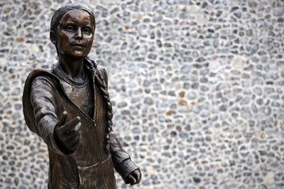 英大学に360万円のグレタさん像、無駄な支出と学生から批判