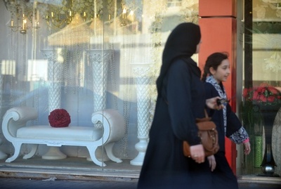 宗教警察の目を盗んでひそかに祝う、サウジのバレンタインデー