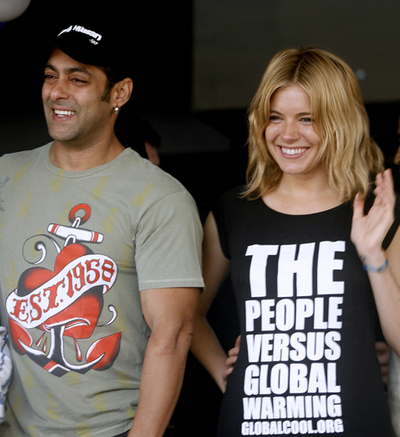 シエナ・ミラー、環境保護団体のアンバサダーとしてインドを訪問