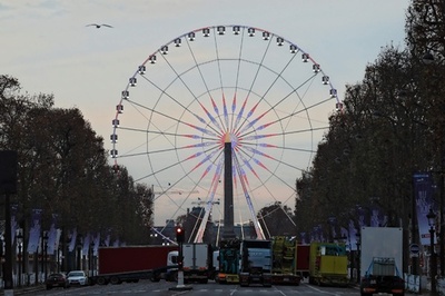 パリの大観覧車に違法占拠の指摘、抗議でコンコルド広場封鎖