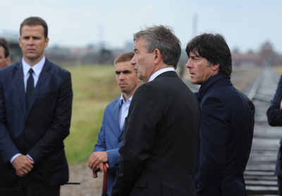 ドイツ代表がアウシュビッツ強制収容所を訪問