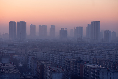 竜巻が大型エア遊具を吹き飛ばす、子ども2人死亡 中国