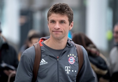 いたずら好きミュラー、パスポートを携帯に見立て記者を回避