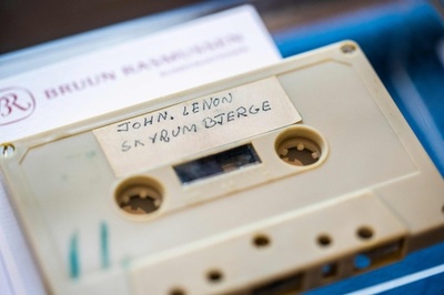 ジョン・レノンの未公開テープ、650万円で落札 デンマーク