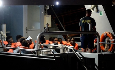 マルタ、救助船の移民65人を一時受け入れ 欧州各国への移送を発表