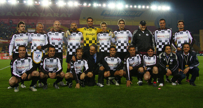 F1レーサーたちがサッカーの親善試合に参加