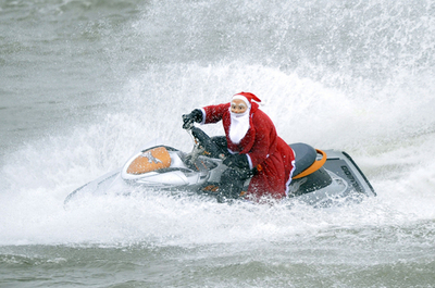 今時のサンタはトナカイより水上バイク？独デュッセルドルフ