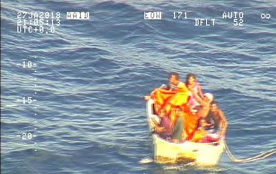 キリバスのフェリー遭難、ボートで漂流の7人を発見 NZ空軍