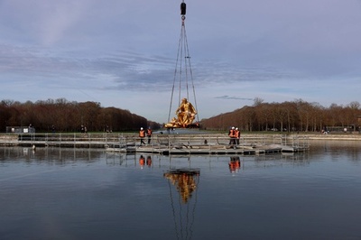 アポロンの泉水の彫刻、お色直し終え元の場所へ 仏ベルサイユ宮殿