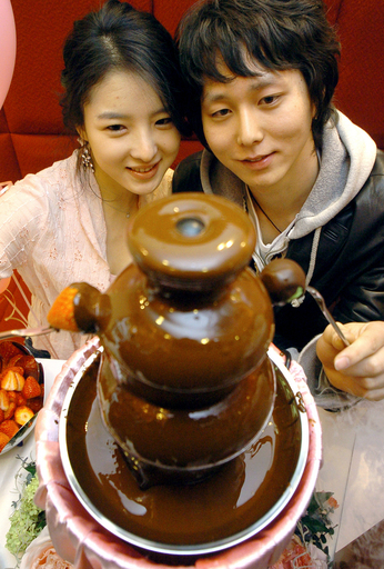 韓国で「結婚仲介業」ブーム、金融危機で親に焦り