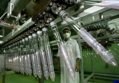 タイ当局、若者の性感染症急増の一因は「大きすぎるコンドーム」