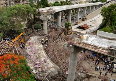建設途中の高架道路が倒壊、4人死亡 インド