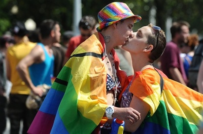 フランスで恒例のLGBTパレード開催