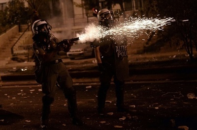 歌手がネオナチに刺殺される、抗議デモが警官隊と衝突 ギリシャ