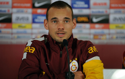 スナイデルがガラタサライ入団会見