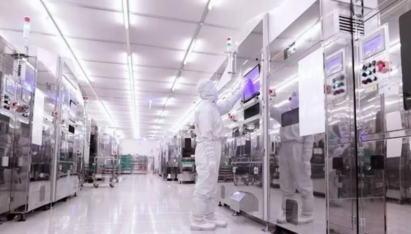 世宗事業所で生産設備を点検するサムスン電機の従業員＝サムスン電機提供(c)news1