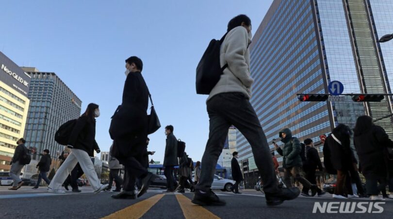 花冷えの3月27日午前、ソウルで厚手の服を着て歩く市民ら(c)NEWSIS