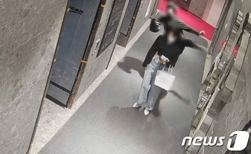 韓国「釜山回し蹴り事件」で、加害者の男が被害者を蹴る様子＝被害者提供(c)news1