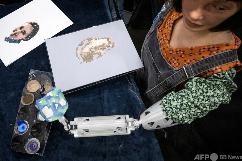 ヒューマノイドによるアート、初めて競売に 「AIの父」肖像画