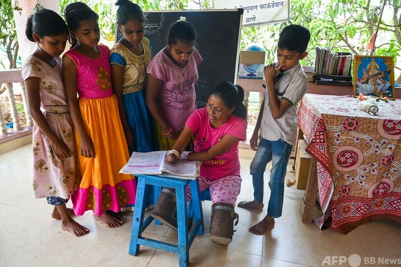 四肢を失った教師、教壇への復活遂げる インド