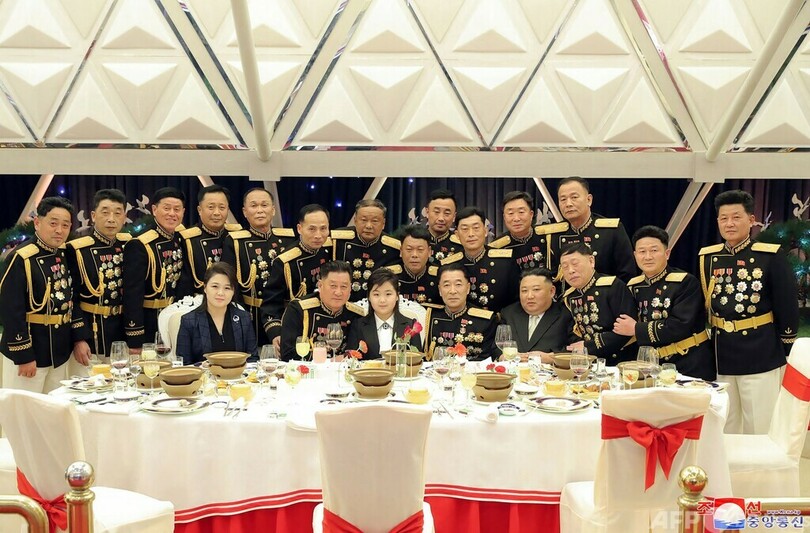 金正恩氏、祝賀会に娘と出席 朝鮮人民軍創建75年