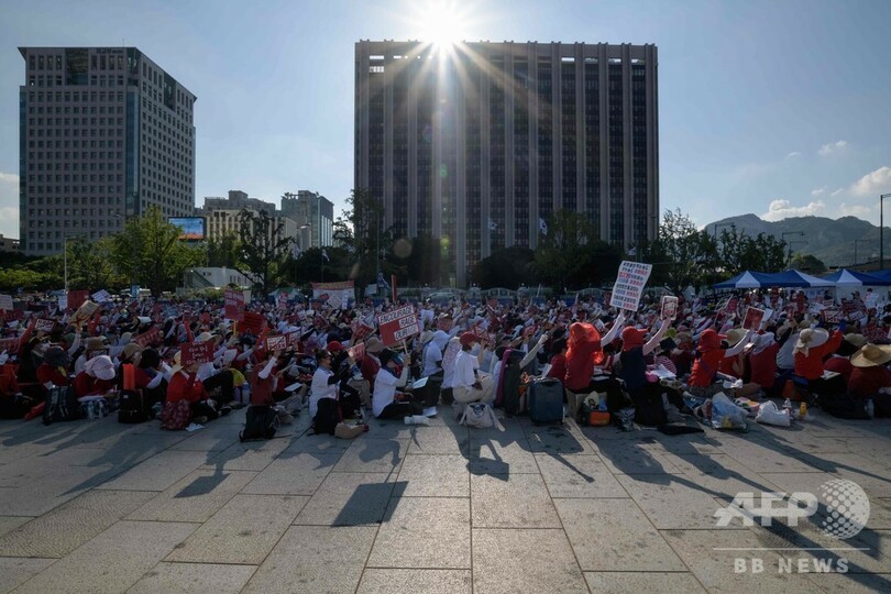 女性たちの盗撮抗議集会、過去最大規模の7万人に 韓国