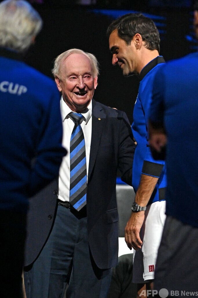 フェデラー、涙の現役引退 盟友ナダルとダブルスで幕