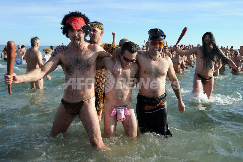 大みそか恒例、南仏ヌーディストビーチの海水浴イベント 写真8枚 国際ニュース：afpbb News