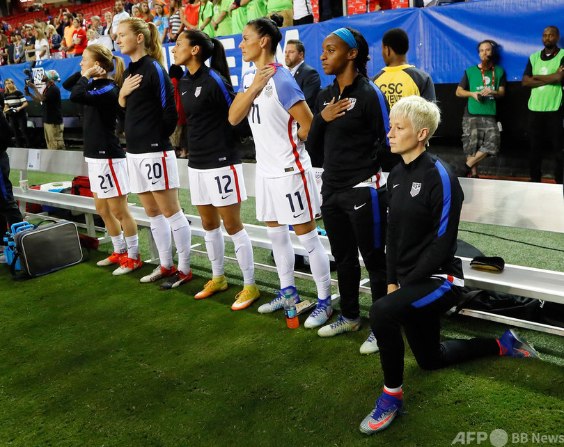 米サッカー連盟、「膝つき禁止」規則を正式撤廃