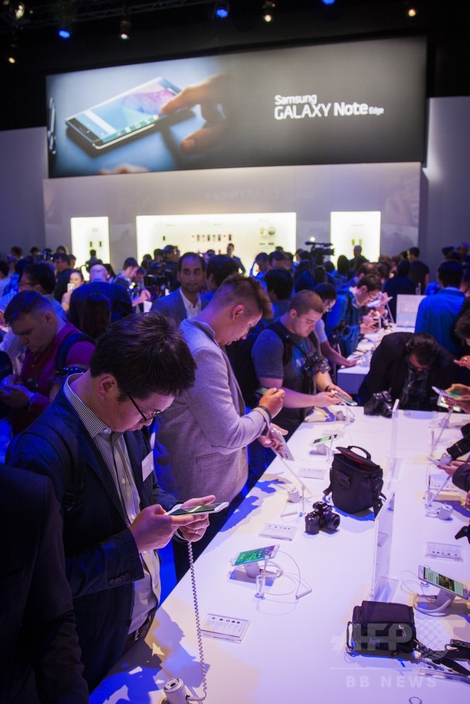 サムスン、「ギャラクシー・ノート4」発表 VR製品も
