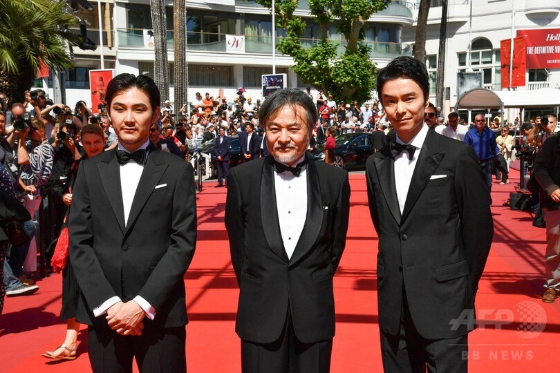 カンヌで『散歩する侵略者』上映、レッドカーペットに松田龍平ら