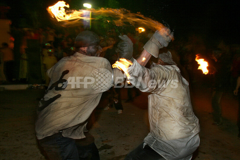 火の玉を投げ合うサンサルバドルの祭り