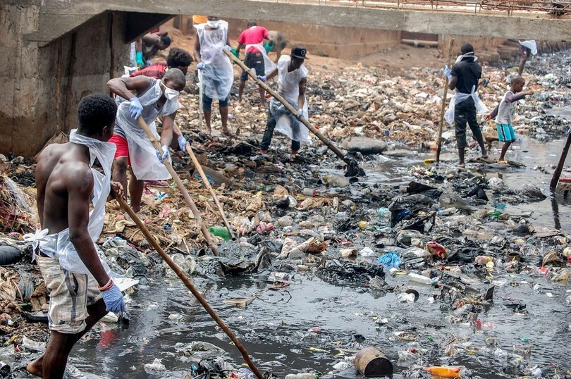 国民総出で清掃、シエラレオネで初の「クリーニングデー」