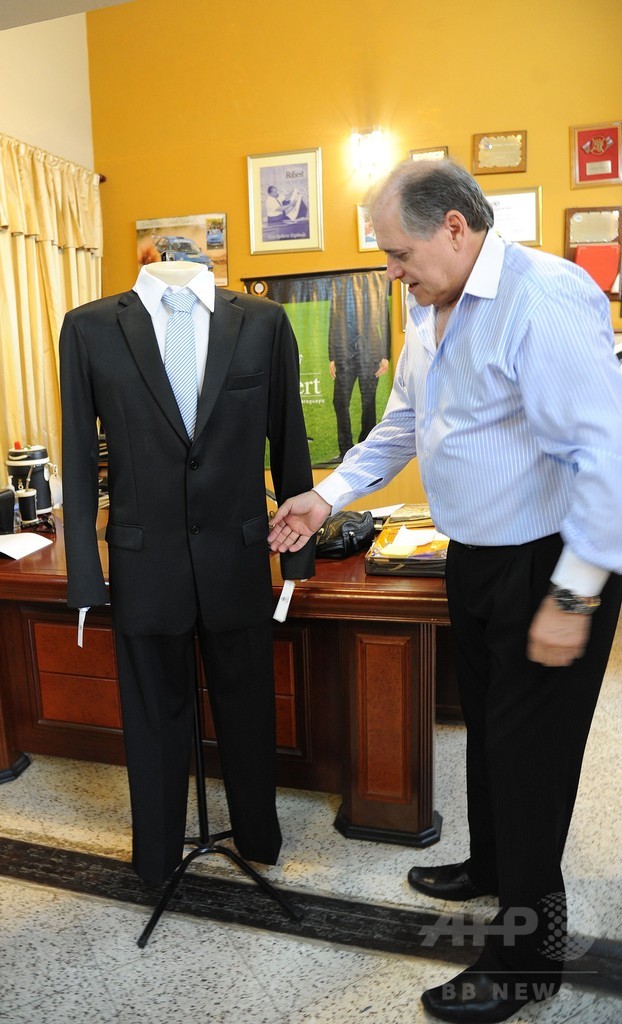 政治家の公金横領に怒り、ポケットなしスーツ発売 パラグアイ