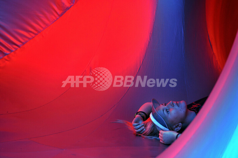 色とりどりの迷路が広がる不思議なテント、ハンガリーの芸術祭