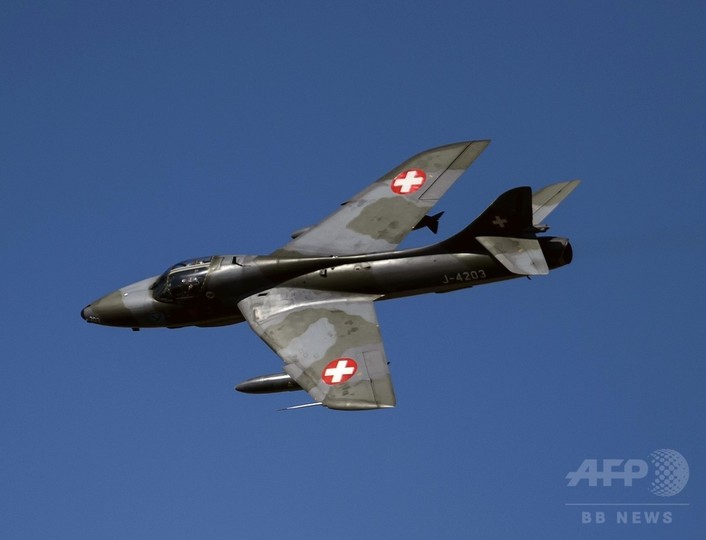 米カリフォルニア州で戦闘機墜落、1人死亡 米カリフォルニア州で戦闘機墜落、1人死亡