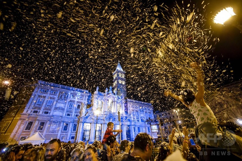 真夏の奇跡 伊ローマで泡の雪を降らせるイベント 写真14枚 国際ニュース Afpbb News