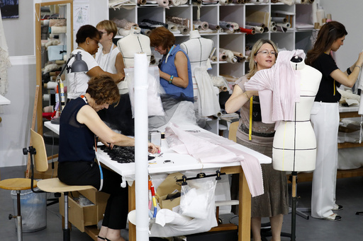 シャネル」ショー会場にアトリエ再現、職人も出演 写真16枚 国際