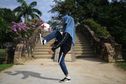 頭にスカーフ 巧みなサッカーボールさばき マレーシア少女に注目 写真15枚 国際ニュース Afpbb News