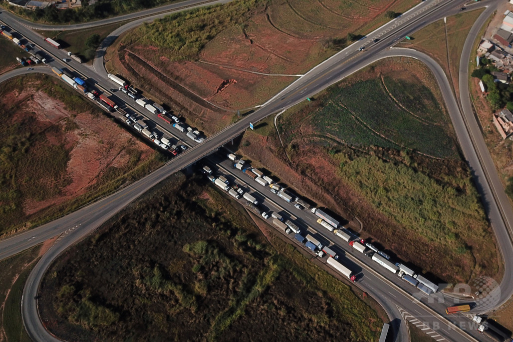 トラック運転手の道路封鎖スト、大統領が軍に排除命令 ブラジル 写真5枚 国際ニュース:AFPBB News