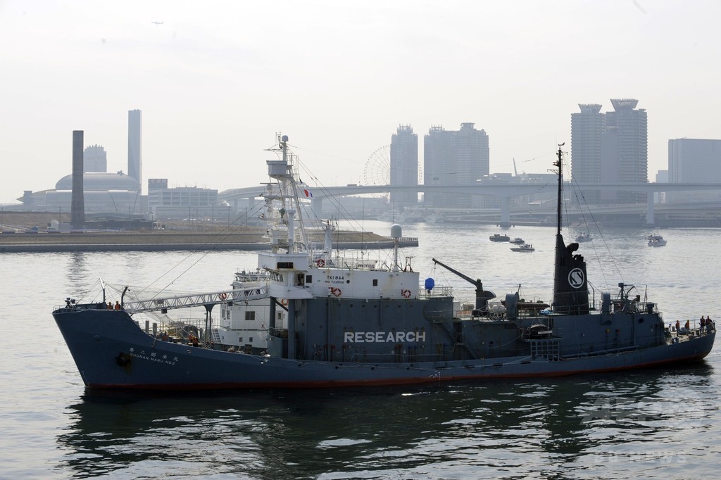 日本のクジラ調査船、ロシア当局が検査 オホーツク海 日本のクジラ調査船、ロシア当局が検査 オホーツク海