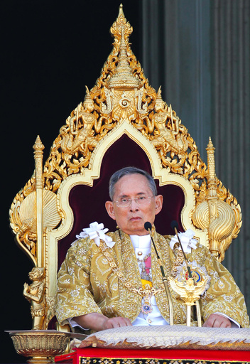 Thailand　タイ　プミポン国王と世界の皇族集合写真　額縁2枚 Thailand タイ プミポン国王と世界の皇族集合写真 額縁2枚